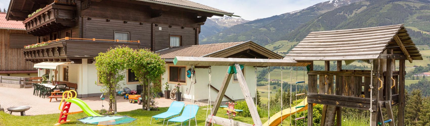 Spielplatz mit Schaukeln und Rutschen für Kinder